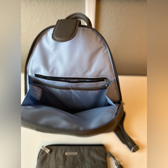 Baggallini Metro Backpack With RFID Phone Wristlet - Picture 6 of 9